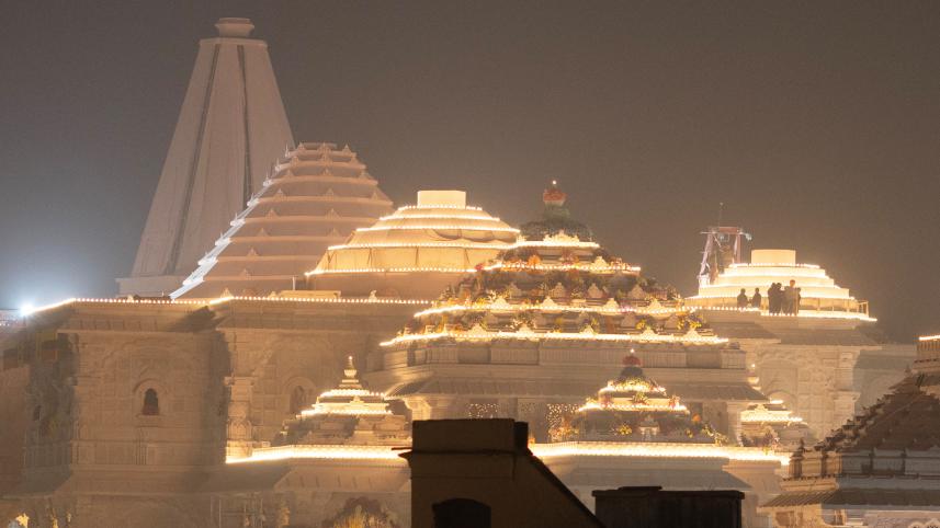 উদ্বোধনের অপেক্ষায় আলোকসজ্জিত রাম মন্দির। ছবি: রয়টার্স