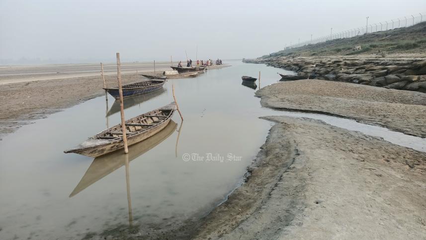 নদীতে পানি নেই