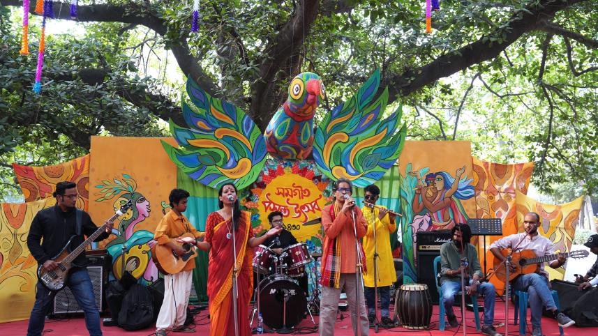 যৌবনের রাজদণ্ড যে ঋতুর হাতে, সেই বসন্তকে তারুণ্য ও তাড়নার মন্ত্রে টানা তিন দিনের উৎসবে নানা আয়োজনের ভেতর দিয়ে বরণ করে নিয়েছে সমগীত সংস্কৃতি প্রাঙ্গণ।
