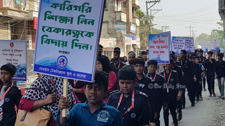 তাপদাহের ভেতরেই শিক্ষা সপ্তাহের শোভাযাত্রায় ৬ শতাধিক শিক্ষার্থী
