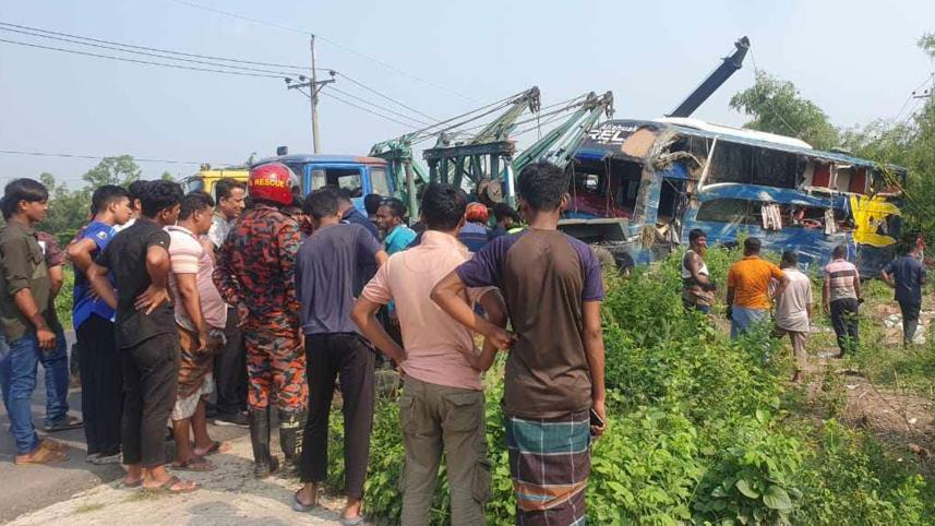 কুমিল্লায় বাস উল্টে নিহত ৫, আহত ১৫