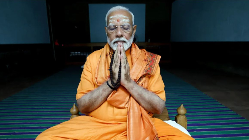 ভোট গণনার আগে ধ্যানে বসেছিলেন নরেন্দ্র মোদি। ছবি: এএফপি