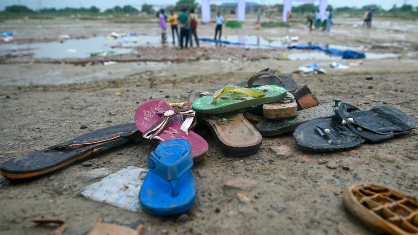 হাথরসে দুর্ঘটনার পর ঘটনাস্থলে হতাহতদের জুতা-স্যান্ডেল পড়ে আছে। ছবি: এএফপি
