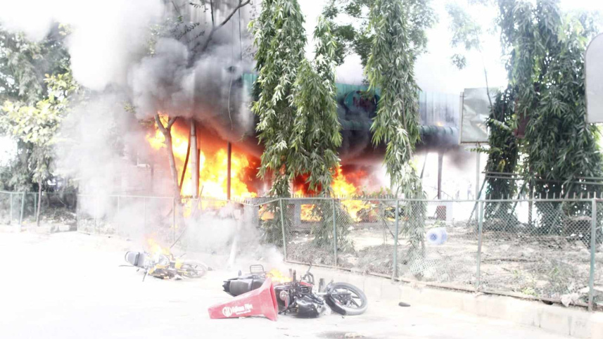 রামপুরায় পুলিশ বক্স ও অন্তত ১২ মোটরসাইকেলে আগুন