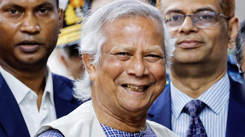 বিমানবন্দরে সংবাদ সম্মেলনে অংশ নিচ্ছে ড. ইউনূস। ছবি: রয়টার্স