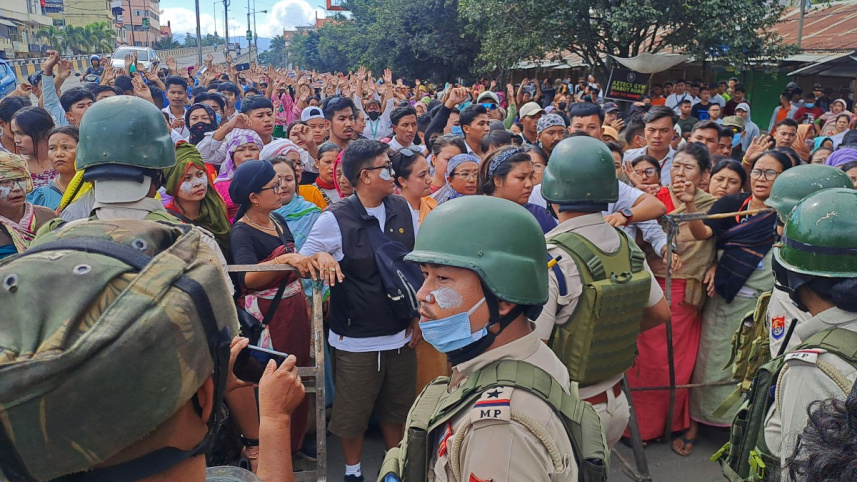 মণিপুরে বিক্ষোভে বাধা দেওয়ার চেষ্টা করছে পুলিশ। ছবি: রয়টার্স 