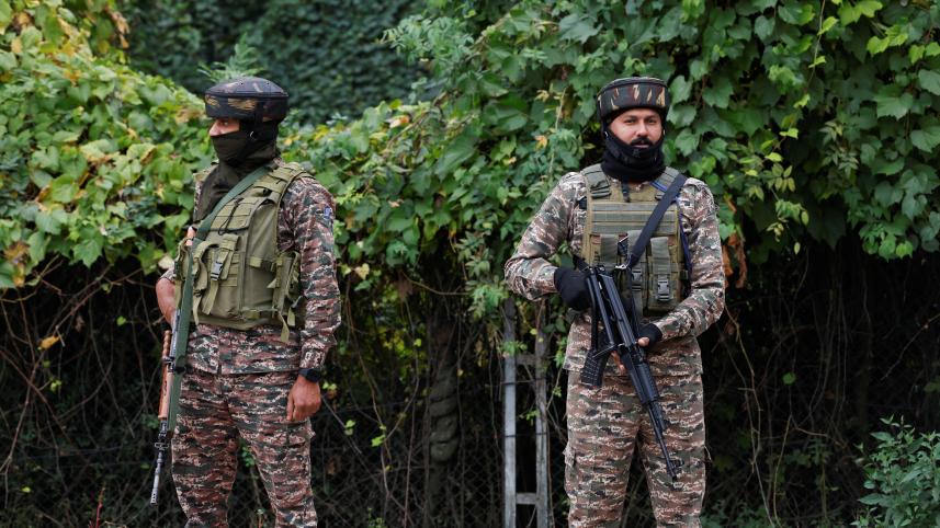কাশ্মীরে ভারতীয় সেনাবাহিনীর সদস্যরা পাহারা দিচ্ছেন। ফাইল ছবি: রয়টার্স