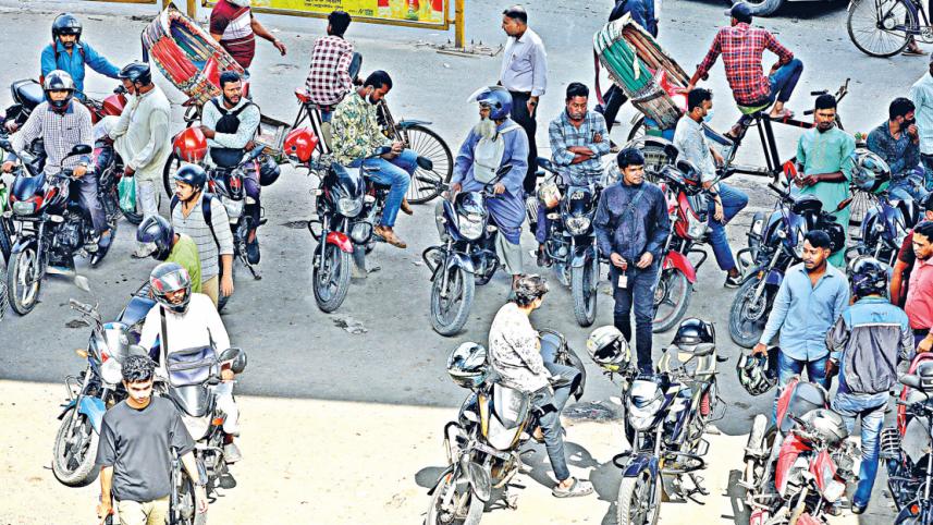 রাইড শেয়ারিং ব্যবসায় নিয়োজিত বাইকার। ছবি: প্রবীর দাশ/স্টার