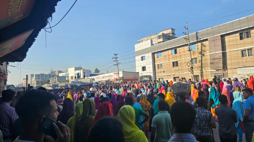 গাজীপুরে শ্রমিক বিক্ষোভের কারণে চরম দুর্ভোগে পড়েছেন যাত্রীরা। ছবি: সংগৃহীত
