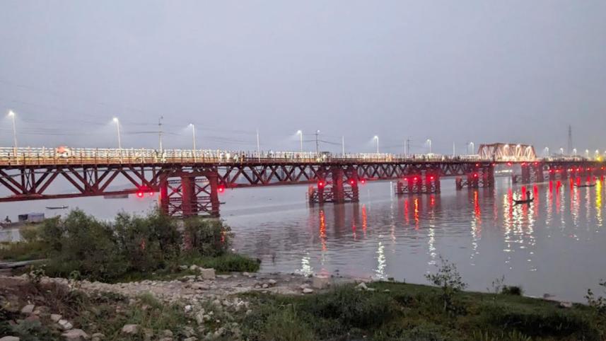 নিরাপত্তা বাড়াতে কালুরঘাট সেতুতে বসানো হলো ৬০ নেভিগেশন লাইট