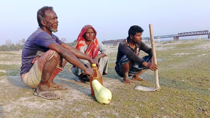 কর্ম সংকটের কারণে কৃষি শ্রমিকরা অলস সময় পার করছেন। ছবি: এস দিলীপ রায়/স্টার