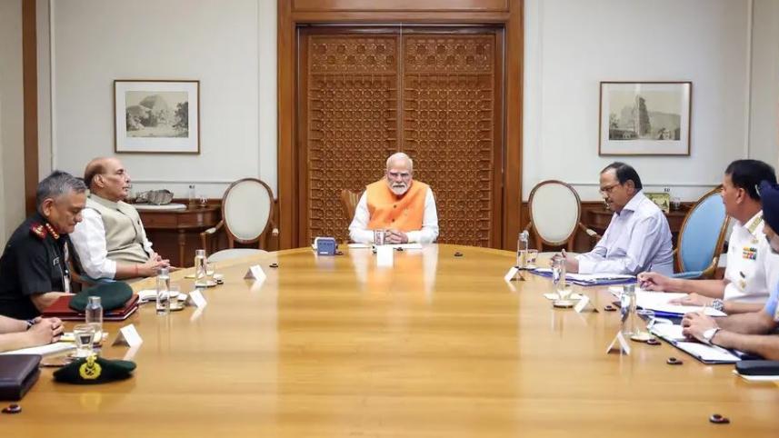 ভারতের প্রধানমন্ত্রী নরেন্দ্র মোদি প্রতিরক্ষামন্ত্রী রাজনাথ সিং, জাতীয় নিরাপত্তা উপদেষ্টা অজিত দোভাল ও তিন বাহিনীর প্রধানের সঙ্গে বৈঠক করেন। ছবি: ডয়চে ভেলে