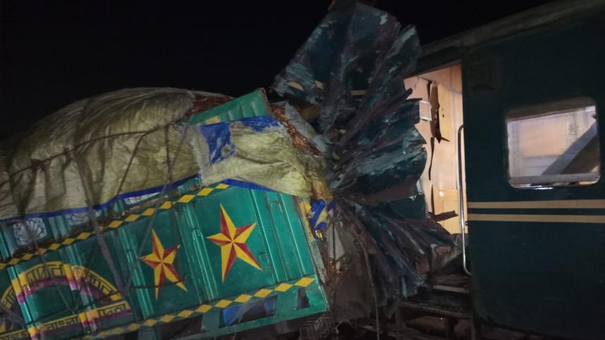 খুলনার একটি লেভেল ক্রসিংয়ে যাত্রীবাহী ট্রেনের সঙ্গে ট্রাকের সংঘর্ষ হয়েছে। ছবি: সংগৃহীত