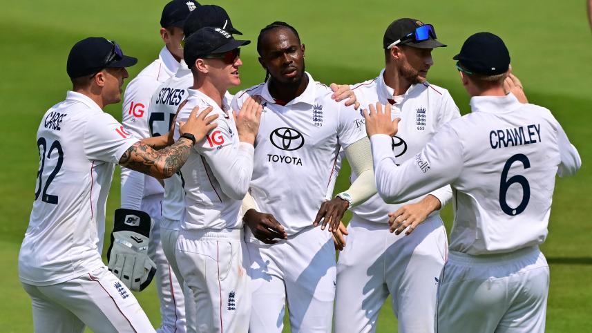 England's Jofra Archer (C) celebrates