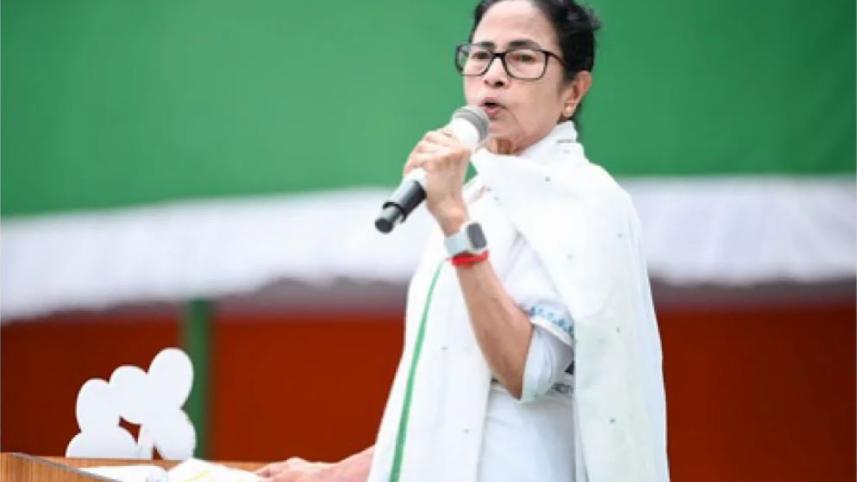 বক্তব্য রাখছেন তৃণমূল কংগ্রেসের নেতা মমতা। ছবি: স্টেটসম্যান