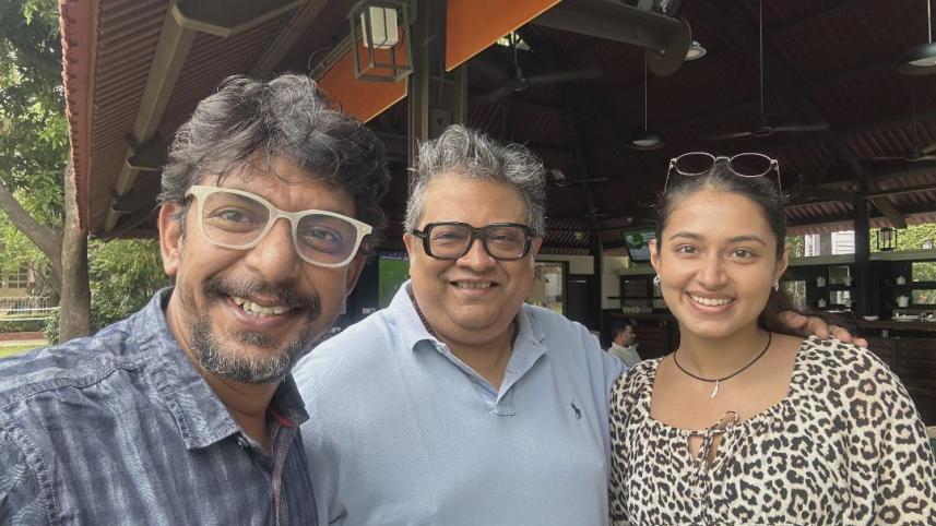 চঞ্চল চৌধুরী, তাসনিয়া ফারিণ ও কলকাতার পরিচালক অনিরুদ্ধ রায় চৌধুরী। ছবি: সংগৃহীত