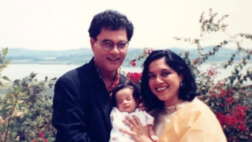 বাবা মাহমুদ মামদানি ও মা মীরা নায়ারের সঙ্গে শিশু জোহরান মামদানি। ফাইল ছবি: ইনস্টাগ্রাম থেকে সংগৃহীত