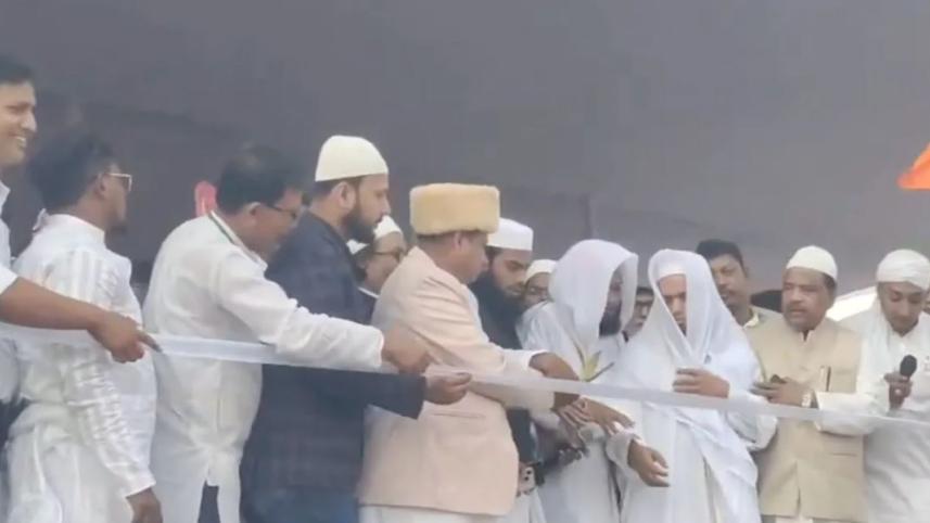 ৬ ডিসেম্বর পশ্চিমবঙ্গের মুর্শিদাবাদের বেলডাঙা-রেজিনগরের মধ্যবর্তী জায়গায় ‘বাবরি’ মসজিদের ভিত্তিপ্রস্তর স্থাপন করা হয়। ফাইল ছবি: স্টেটসম্যান
