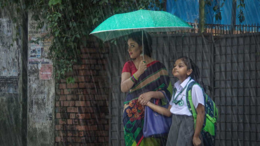 বর্ষা আলিঙ্গন