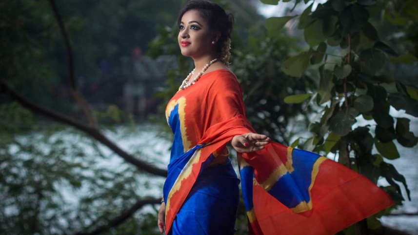 বর্ষা আলিঙ্গন