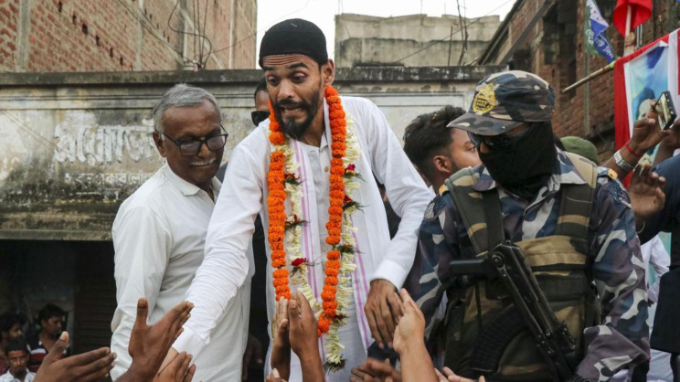 দক্ষিণ ২৪ পরগনায় জয়ী ইন্ডিয়ান সেকুলার ফ্রন্ট (আইএসএফ) নেতা নওশাদ সিদ্দিকী। ছবি: দ্য হিন্দু