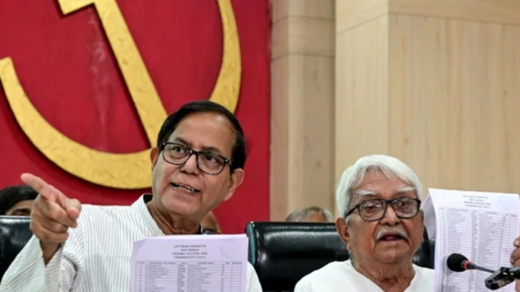 পশ্চিমবঙ্গ বিধানসভা নির্বাচনের জন্য বাম দলগুলোর প্রার্থীদের তালিকা প্রদর্শন করছেন বামফ্রন্টের চেয়ারম্যান বিমান বসু (ডানে) এবং সিপিআই(এম)-এর রাজ্য সম্পাদক মোহাম্মদ সেলিম। ছবি: সংগৃহীত
