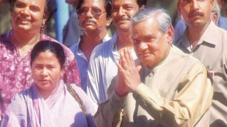১৯৯৯ সালে বিজেপি জোট দিল্লিতে সরকার গঠন করলে এর শীর্ষনেতা অটল বিহারি বাজপেয়ী হন প্রধানমন্ত্রী আর তার রেলমন্ত্রী হন মমতা বন্দ্যোপাধ্যায়। ফাইল ছবি: সংগৃহীত