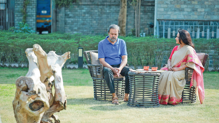 মানুষটিকে দেখ সিনেমার একটি দৃশ্য। ছবি: সংগৃহীত