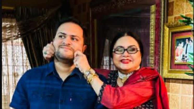ছেলে সৌমিকের সঙ্গে শান্তা ইসলাম। ছবি: সংগৃহীত
