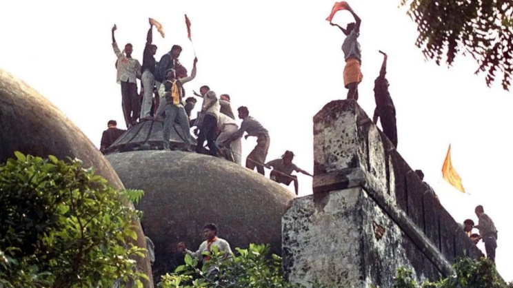 হিন্দু মবের হাতে ধ্বংস হয় বাবরি মসজিদ। ফাইল ছবি: সংগৃহীত