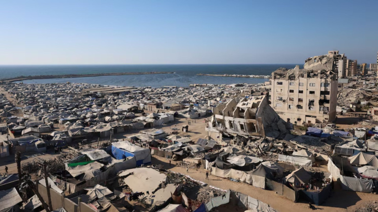 গাজায় বাস্তুচ্যুত ফিলিস্তিনিদের তাঁবু। ২০ জুন, ২০২৬। ছবি: রয়টার্স