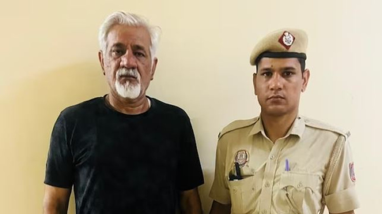 হোটেল মালিক লভকেশ বাজাজ। ছবি: সংগৃহীত