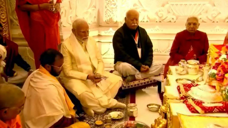 রাম মন্দিরের ভেতর ধর্মীয় আচার পালন করছেন মোদীসহ অন্যান্যরা। ছবি: রয়টার্স