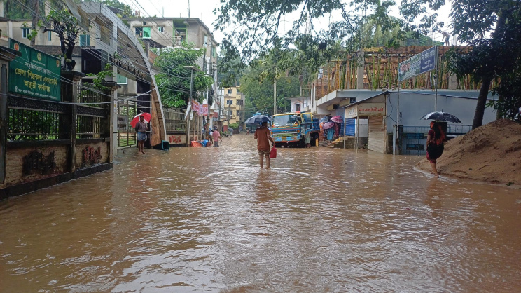 পানি জমেছে জেলা শহরের নিম্নাঞ্চলে। ছবি: স্টার