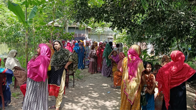 সাঁথিয়া উপজেলার মাহমুদপুর গ্রামে দুর্ঘটনায় নিহতের বাড়িতে ভিড় করেছেন প্রতিবেশিরা। ছবি: স্টার