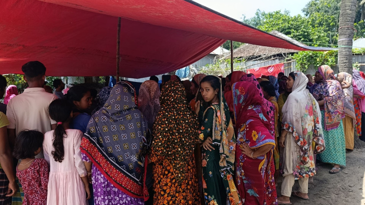 সাঁথিয়া উপজেলার মাহমুদপুর গ্রামে দুর্ঘটনায় নিহতের বাড়িতে ভিড় করেছেন প্রতিবেশিরা। ছবি: স্টার