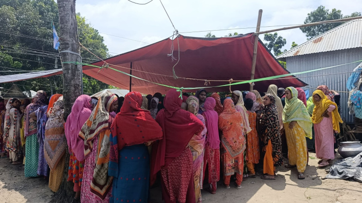 সাঁথিয়া উপজেলার মাহমুদপুর গ্রামে দুর্ঘটনায় নিহতের বাড়িতে ভিড় করেছেন প্রতিবেশিরা। ছবি: স্টার