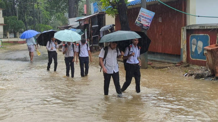টানা তিন দিনের ভারী বৃষ্টিতে বান্দরবান শহরে জলাবদ্ধতা। ছবি: স্টার