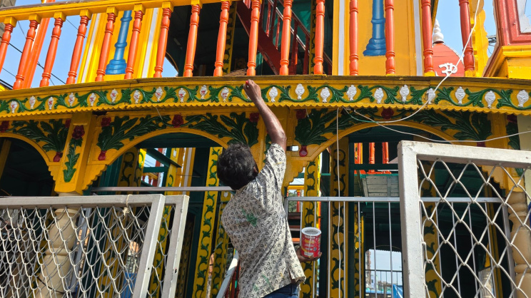 রথে শেষ তুলির আঁচড় দিচ্ছেন শিল্পী ছবি স্টার