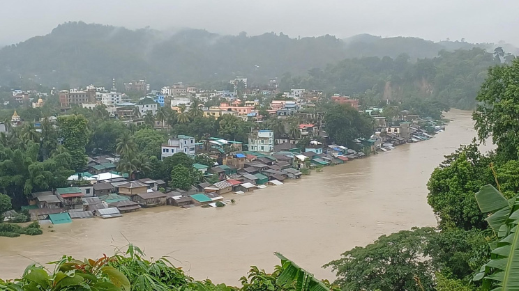 সাঙ্গু নদীর পানি বিপৎসীমার উপর দিয়ে প্রবাহিত হচ্ছে। ছবি: স্টার