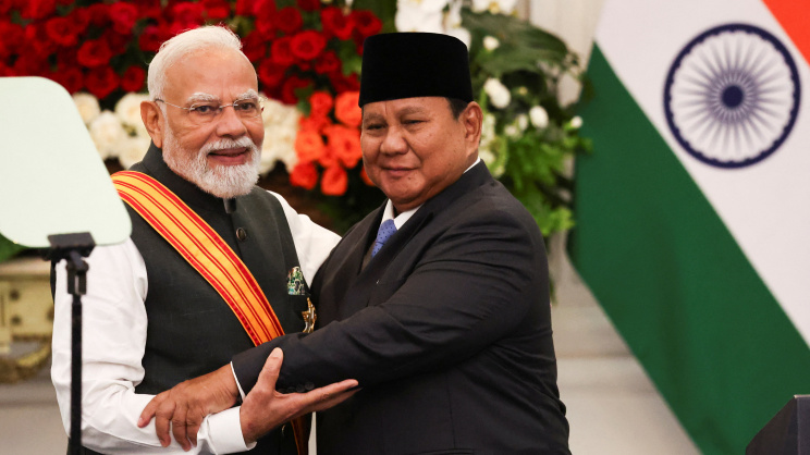 ভারতের মোদি ও ইন্দোনেশিয়ার সুবিয়ান্তো। ছবি: রয়টার্স