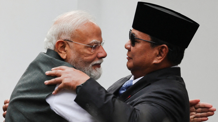 সুবিয়ান্তোকে দেখেই তাকে জড়িয়ে ধরেন মোদি। ছবি: রয়টার্স