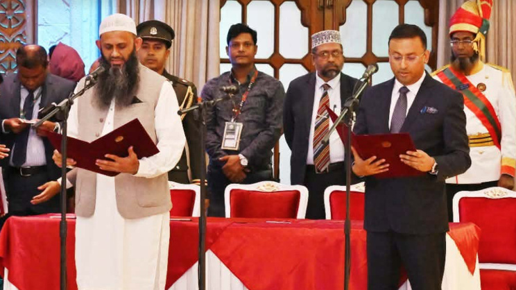 শপথ নেন নবনিযুক্ত দুই প্রতিমন্ত্রী। ছবি: পিআইডি