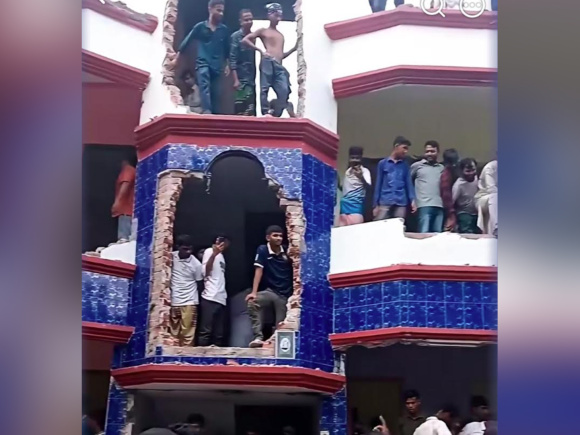  আজ দুপুরে অভিযুক্ত মোস্তফা কামালের বাড়িতে হামলা ও ভাঙচুর করা হয়। ছবি: স্টার