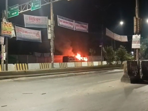 বাসে আগুন