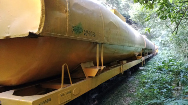 লাইনচ্যুত হওয়া বগিটি। ছবি: স্টার