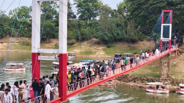 রাঙামাটির পর্যটন হলিডে কমপ্লেক্সের ঝুলন্ত সেতুতে পর্যটকদের ভিড়। ছবি: স্টার