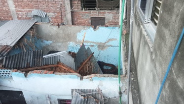 ছাদের দেয়াল ধসে পড়ে ক্ষতিগ্রস্ত টিনশেড ঘরটি। ছবি: স্টার