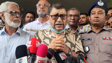 সাংবাদিকদের সঙ্গে কথা বলছেন স্বাস্থ্যমন্ত্রী সরদার মো. সাখাওয়াত হোসেন। ছবি: ইউএনবি