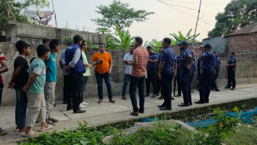 ঘটনাস্থলে পুলিশের সদস্যরা। ছবি: স্টার